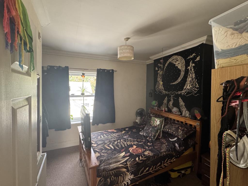 Lot: 99 - FREEHOLD BLOCK OF THREE TOWN CENTRE FLATS FOR INVESTMENT - Flat 3 Bedroom